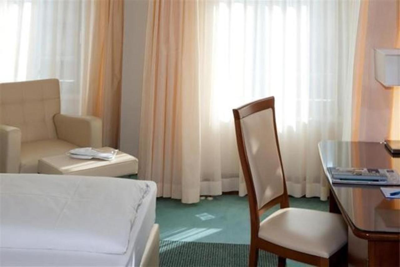 Hotel Am Blauen Wunder Dresden Exteriör bild